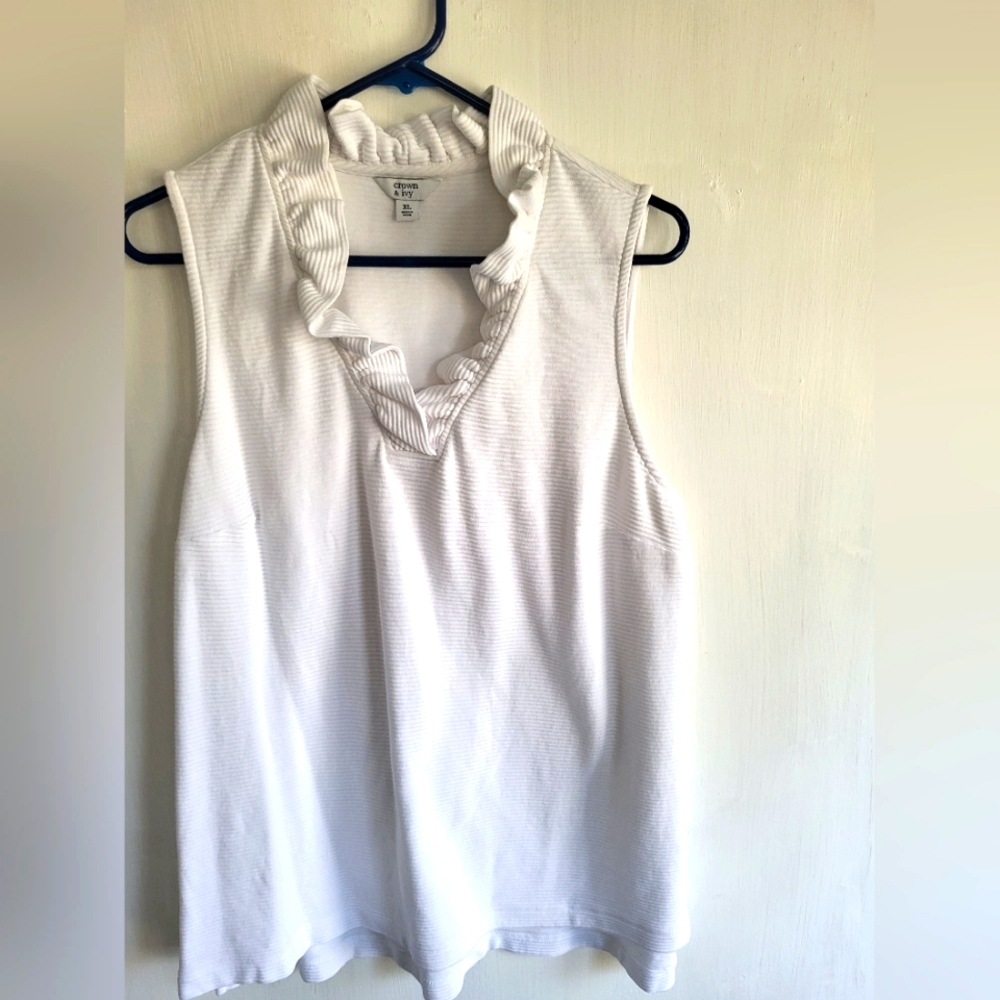 Crown & Ivy top